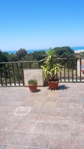 Отель 2 bedrooms appartement with sea view furnished terrace and wifi at Scoglitti 1 km away from the beach, Скоглитти